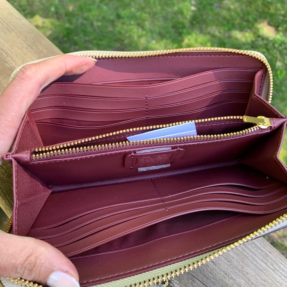 SOLD⛔️Authentic COACH sign leather Disney X zip wallet - Picture 4 of 10